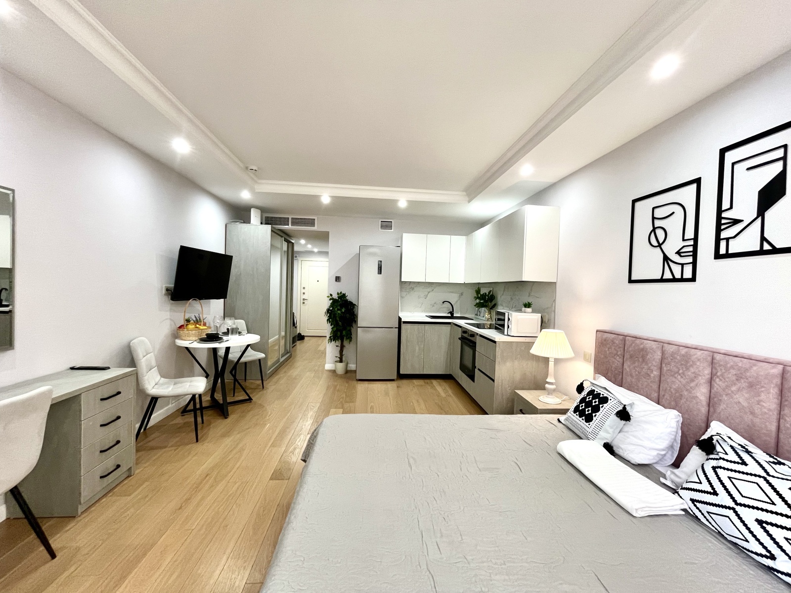 Студия на первой линии у моря, Резиденция Граф Толстой