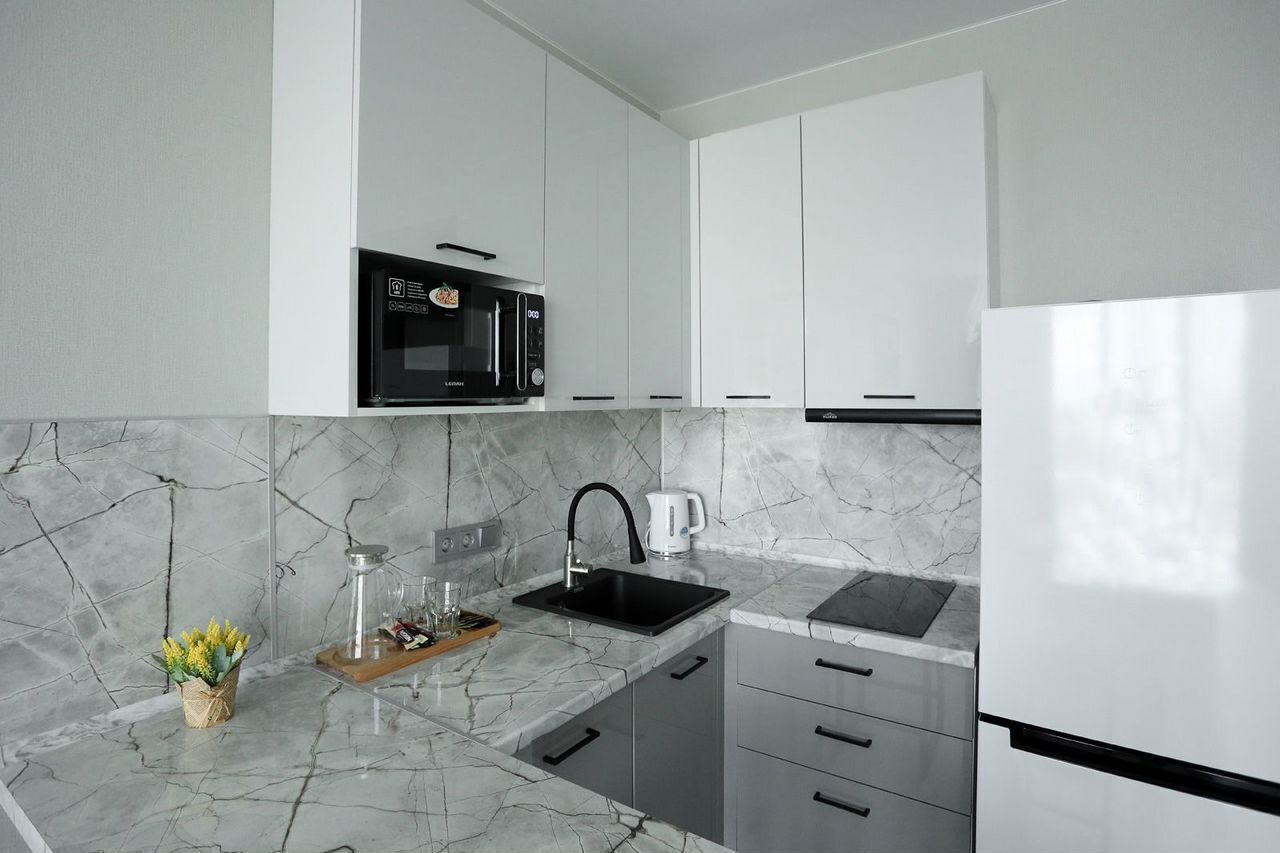 Апартаменты нa берегу с бассейном, с видом на город