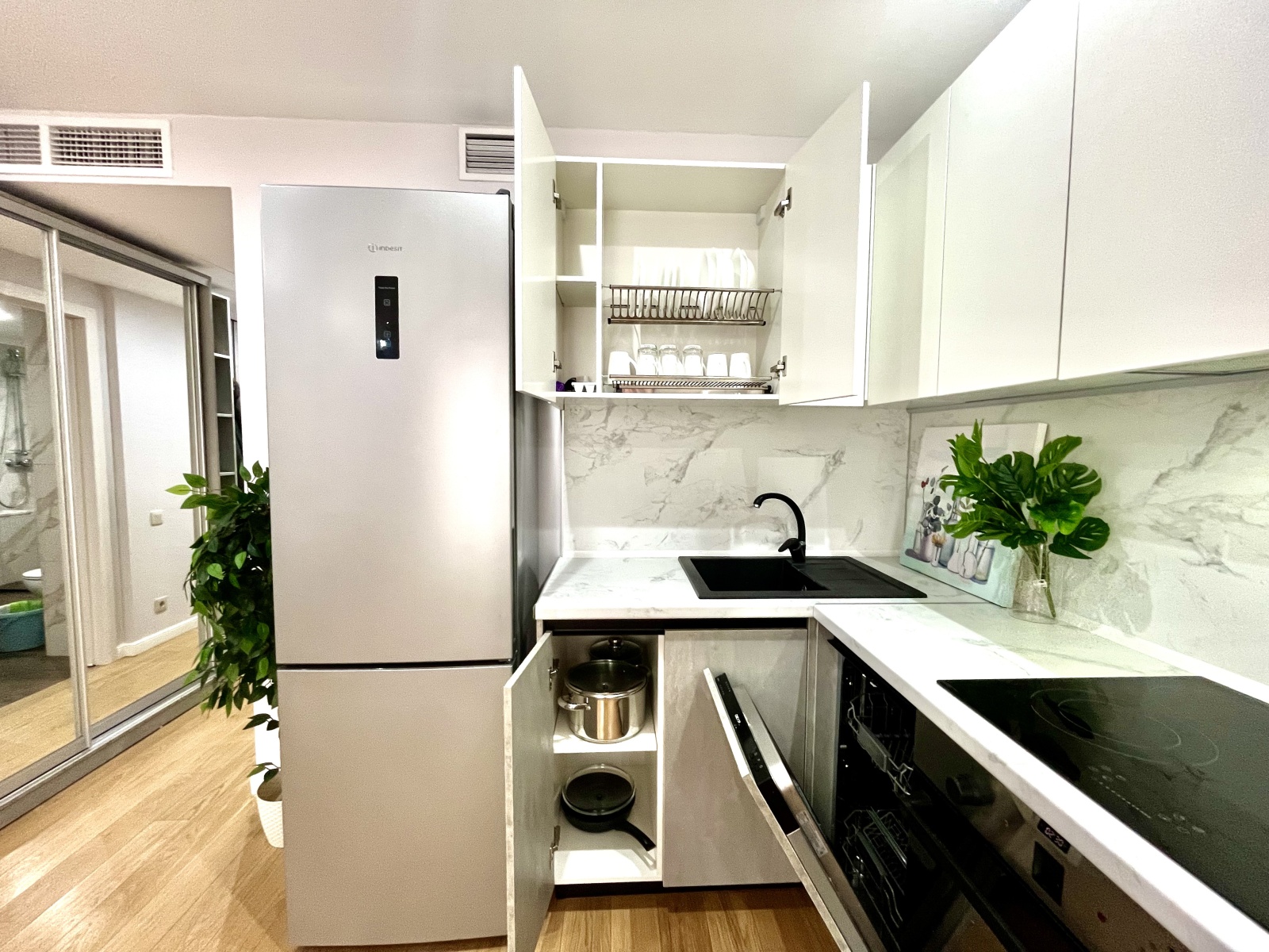 Студия на первой линии у моря, Резиденция Граф Толстой