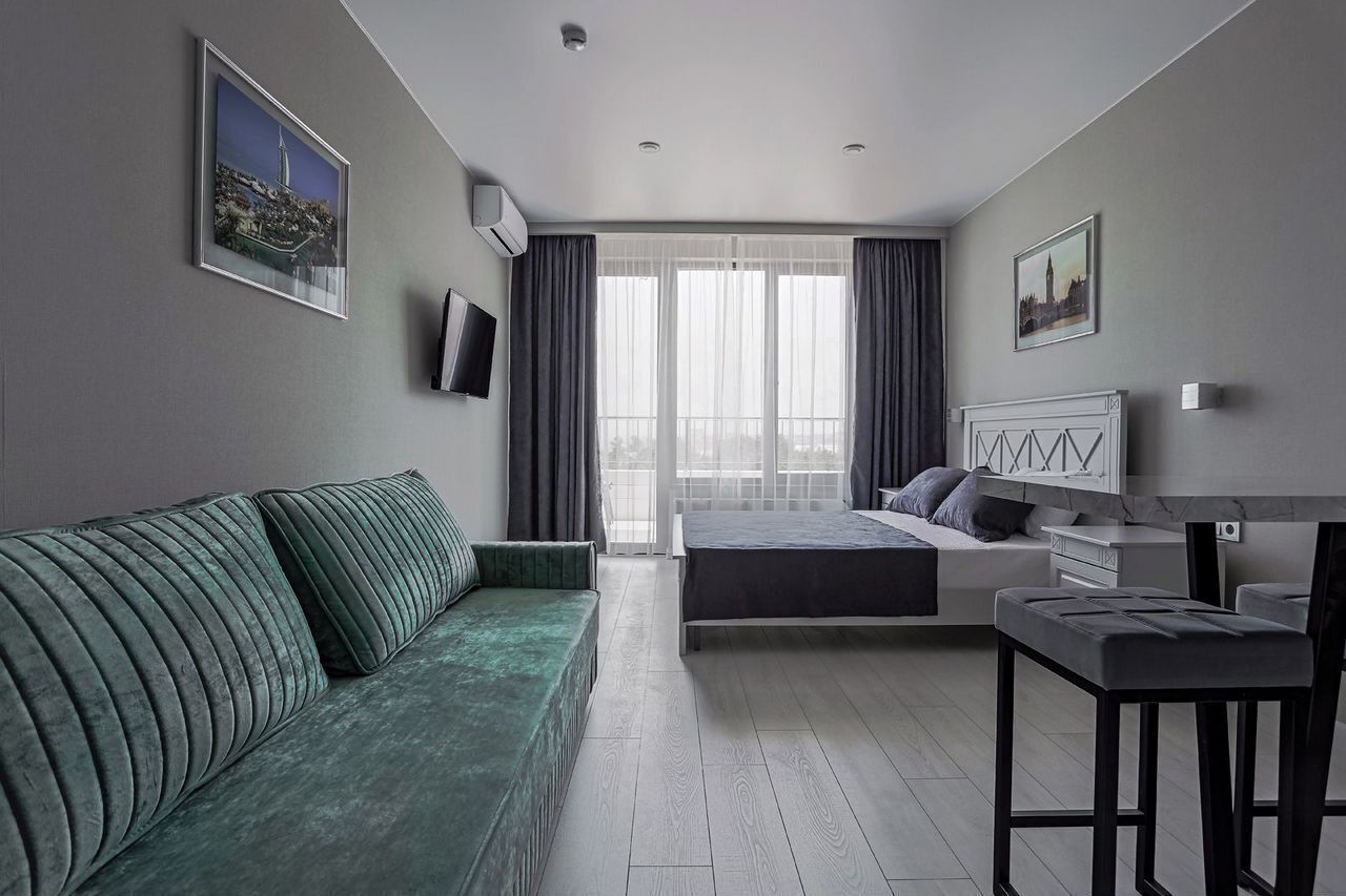 Апартаменты нa берегу с бассейном, с видом на город