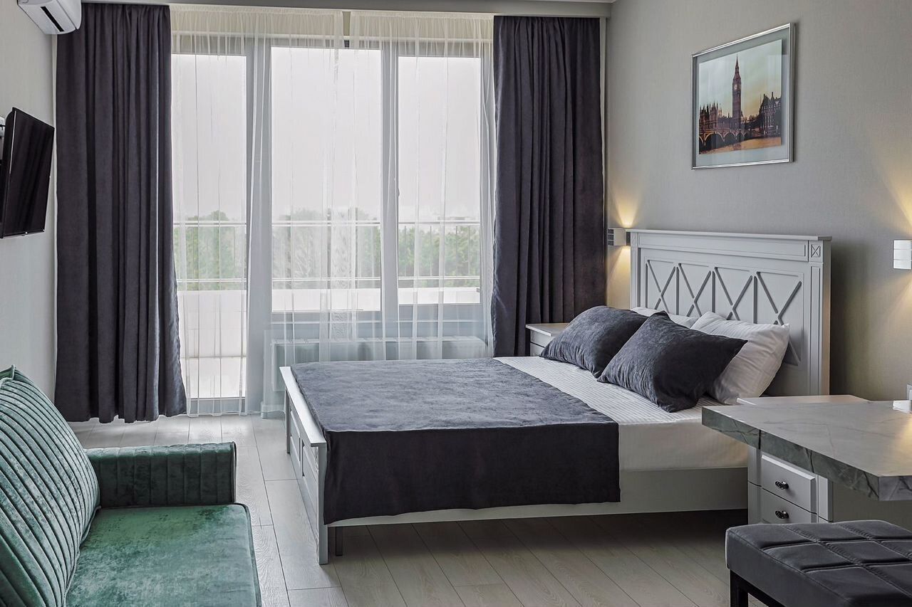 Апартаменты нa берегу с бассейном, с видом на город