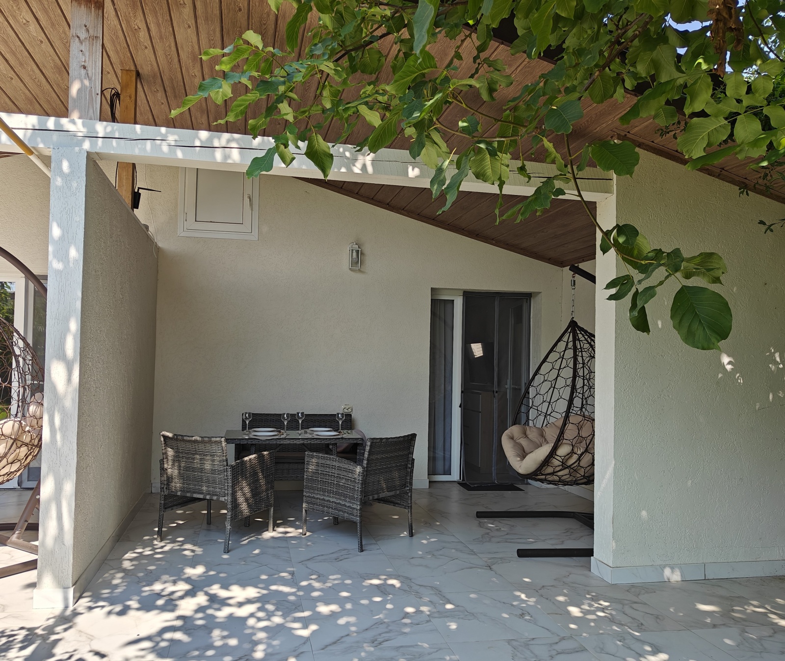 Апартаменты с кухней и террасой выходящей в сад.