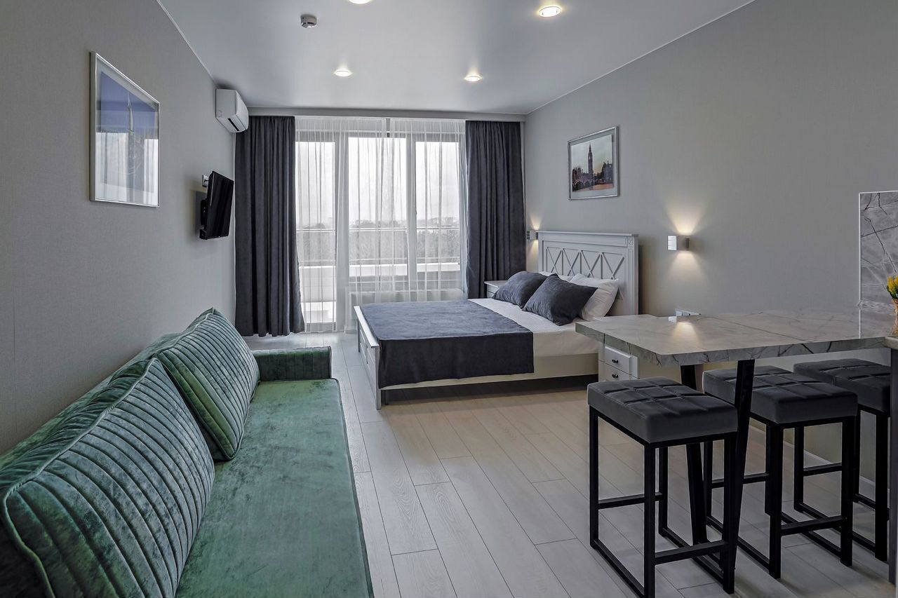 Апартаменты нa берегу с бассейном, с видом на город