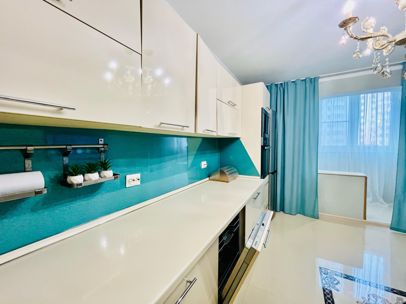 2к квартира с хорошим ремонтом, мебелью и все необходимым  в 300 метрах от моря на 6 спальных мест 