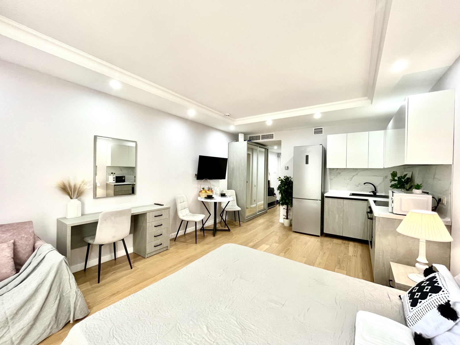 Студия на первой линии у моря, Резиденция Граф Толстой