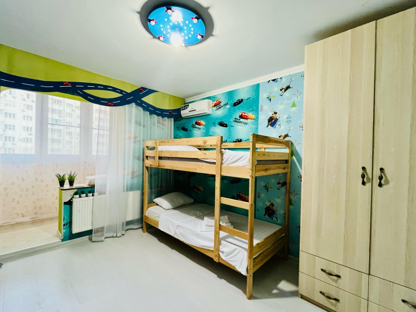 2к квартира с хорошим ремонтом, мебелью и все необходимым  в 300 метрах от моря на 6 спальных мест 