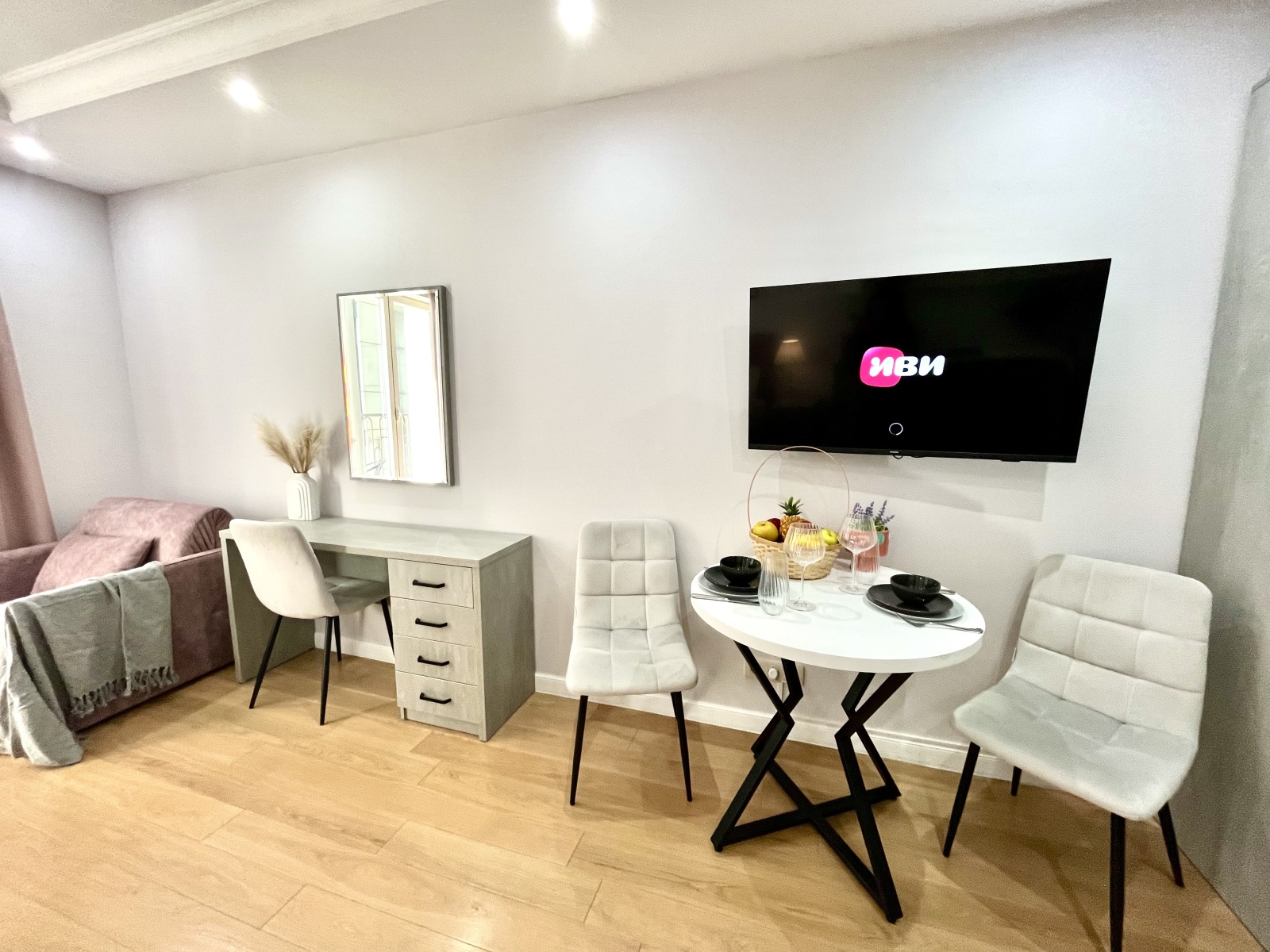 Студия на первой линии у моря, Резиденция Граф Толстой