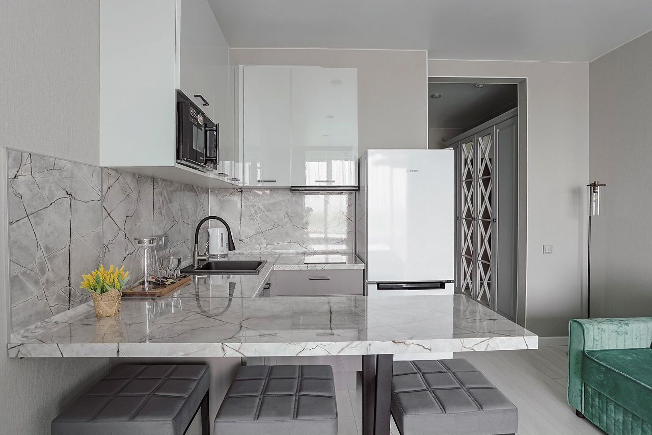 Апартаменты нa берегу с бассейном, с видом на город