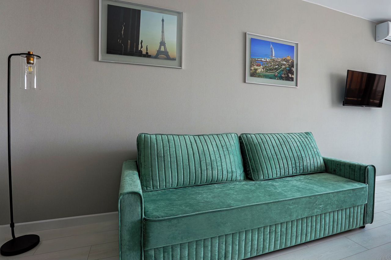 Апартаменты нa берегу с бассейном, с видом на город