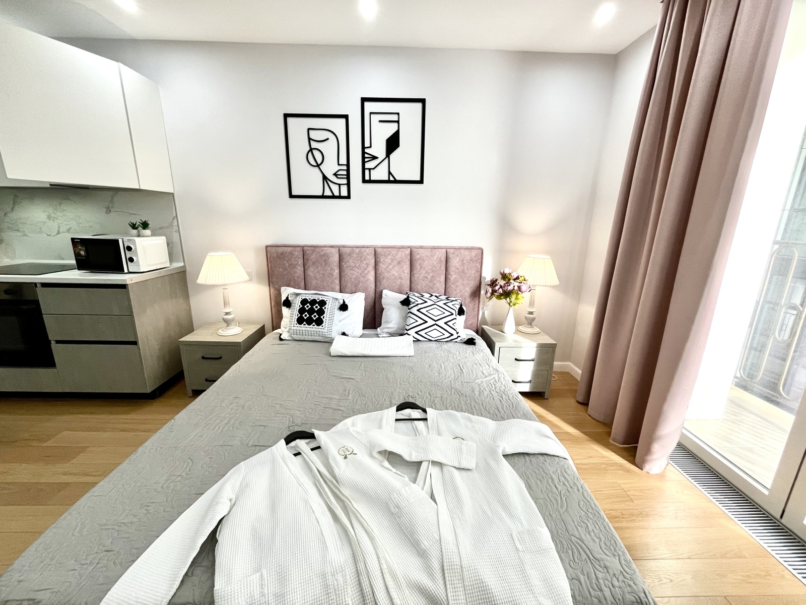 Студия на первой линии у моря, Резиденция Граф Толстой