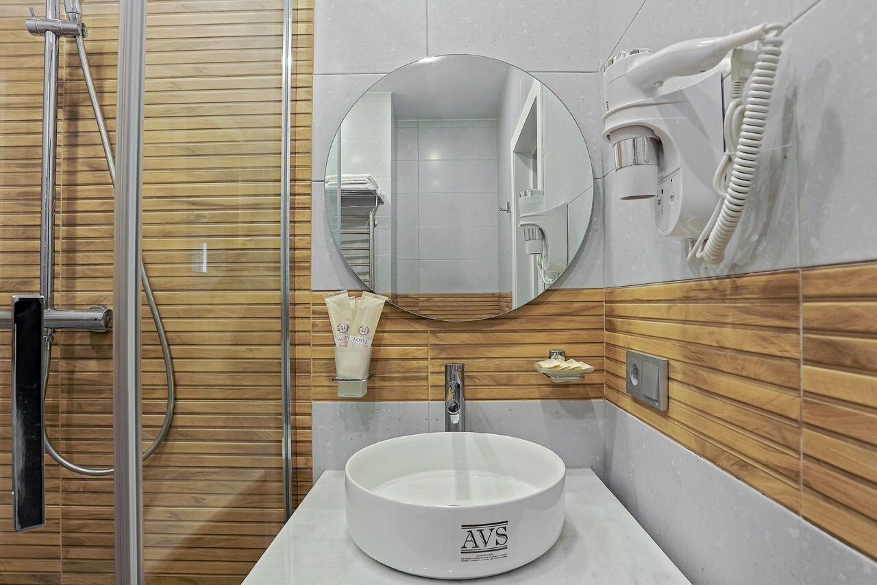 Апартаменты нa берегу с бассейном, с видом на город