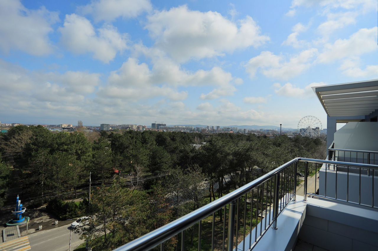 Апартаменты нa берегу с бассейном, с видом на город