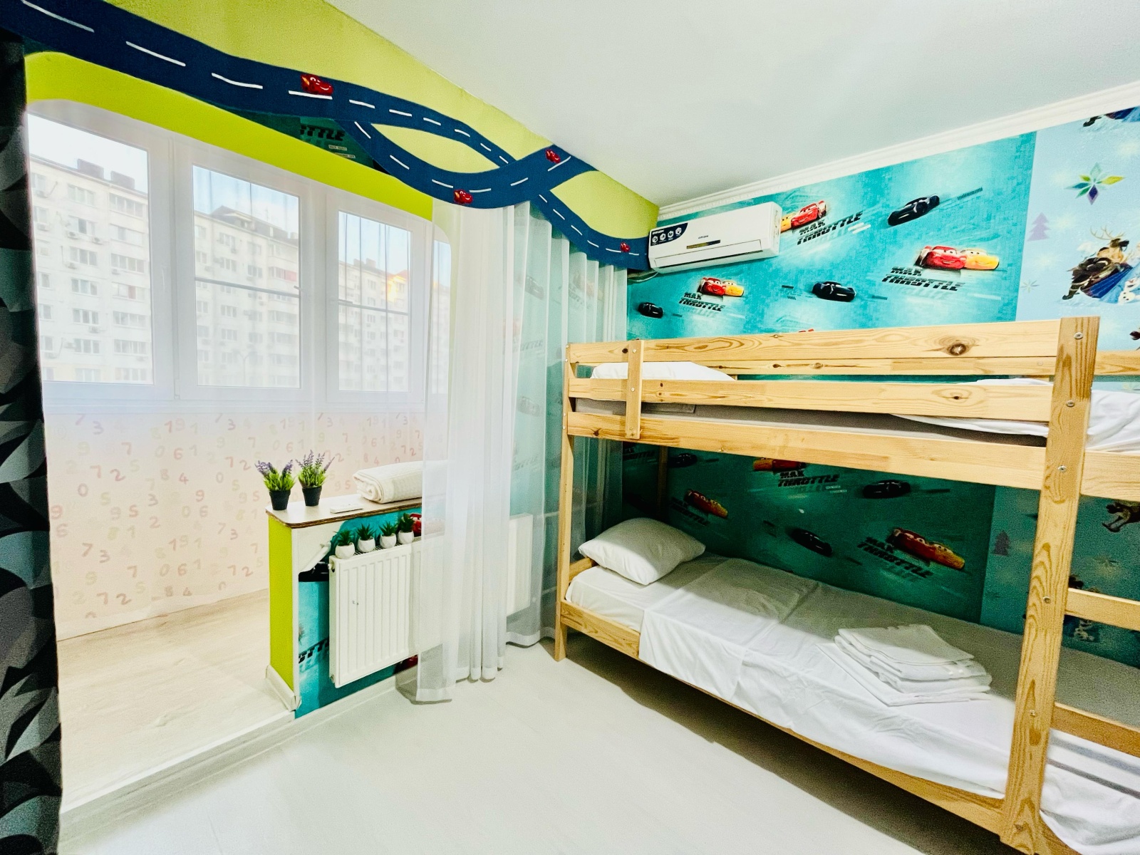 2к квартира с хорошим ремонтом, мебелью и все необходимым  в 300 метрах от моря на 6 спальных мест 