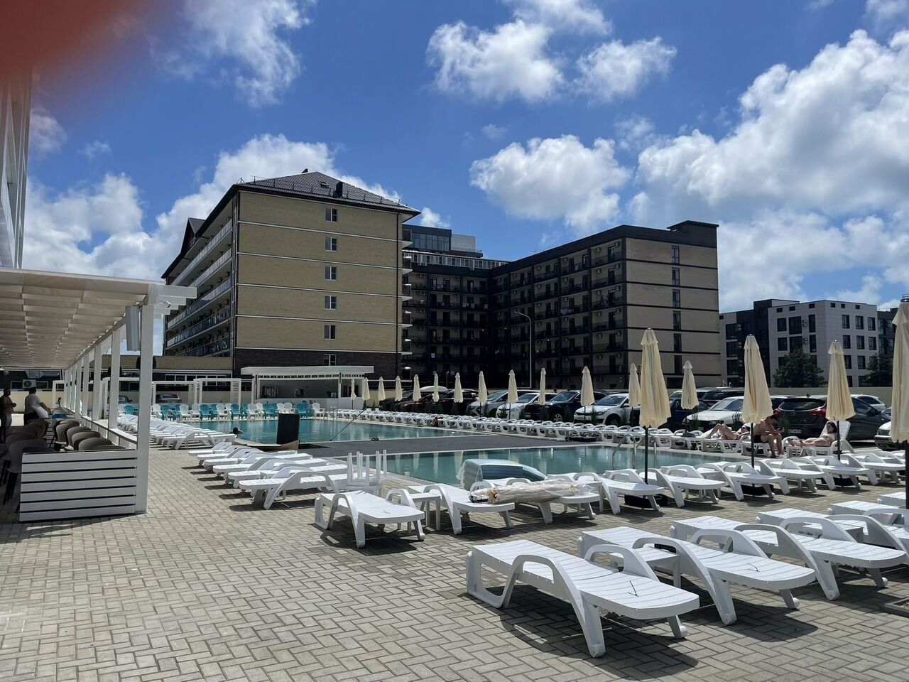 Апартаменты нa берегу с бассейном, с видом на город