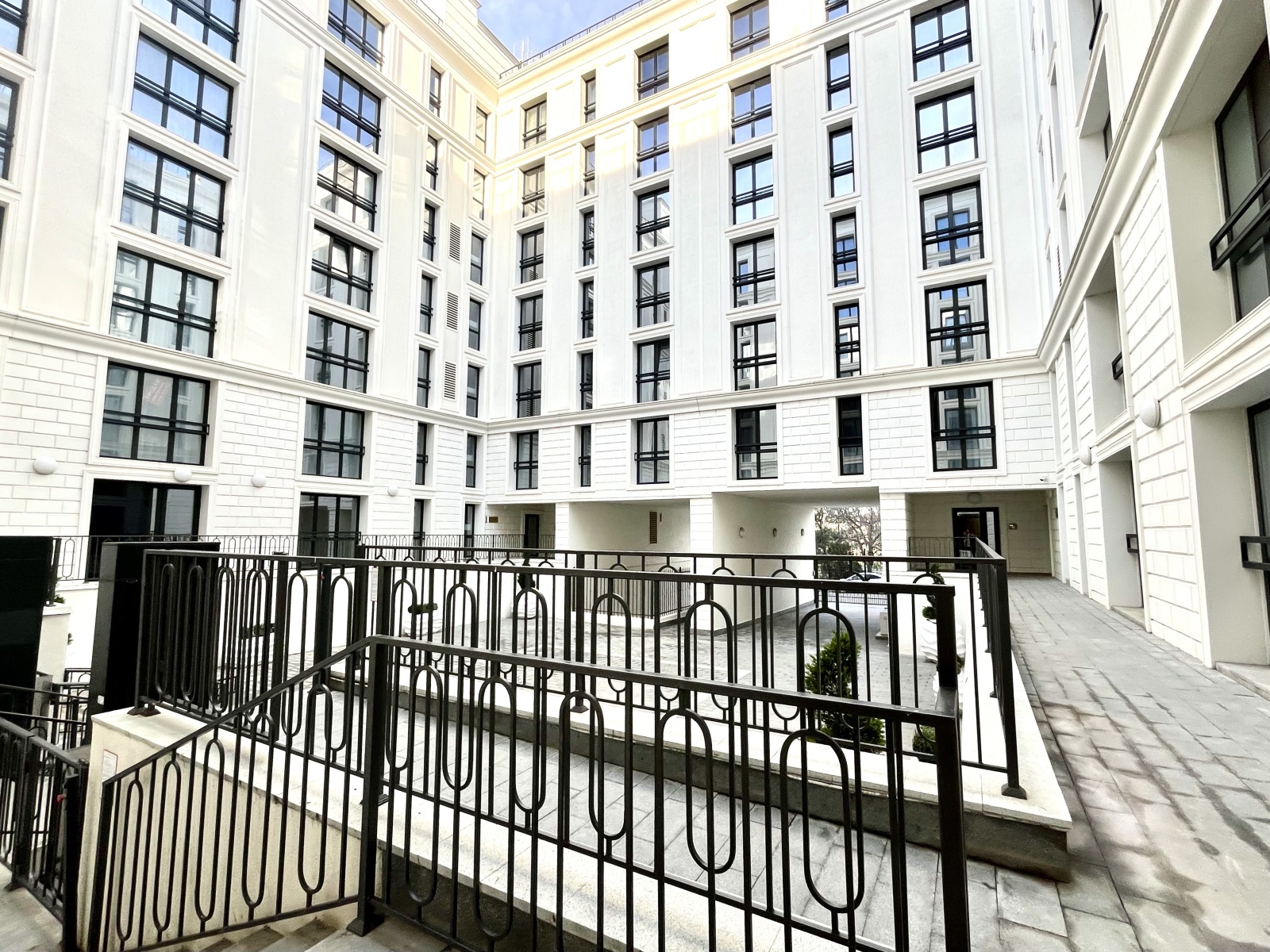 Студия на первой линии у моря, Резиденция Граф Толстой