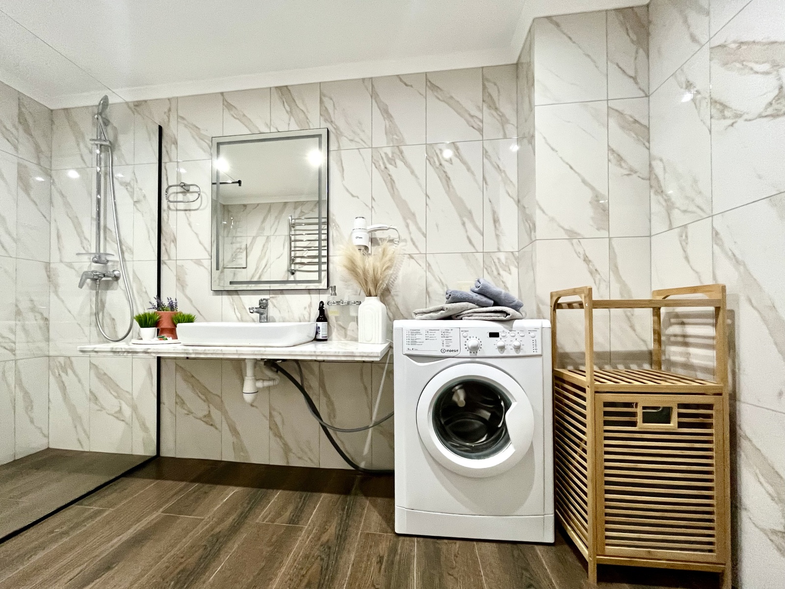 Студия на первой линии у моря, Резиденция Граф Толстой