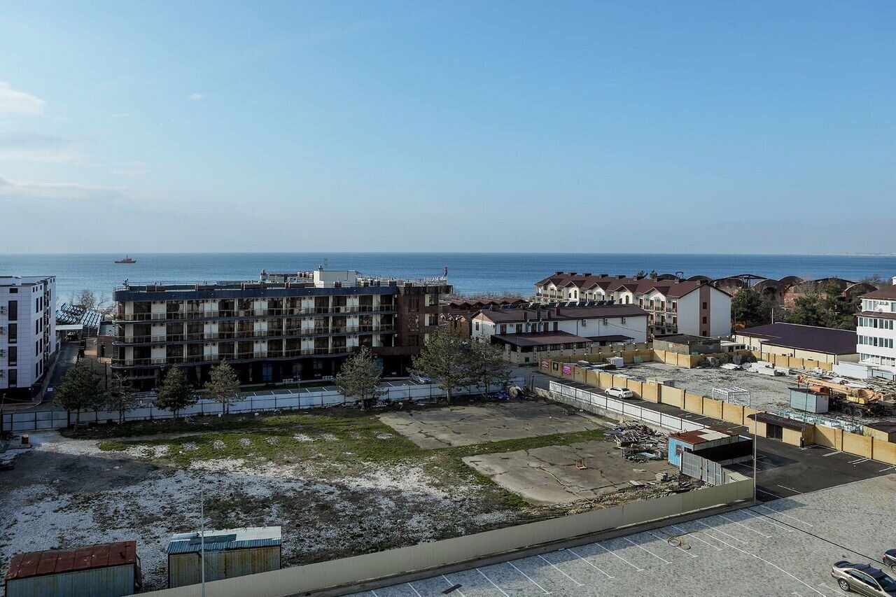 Апартаменты нa берегу с бассейном, с видом на море