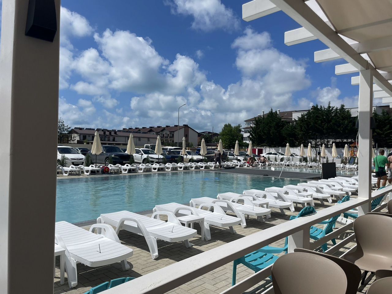 Апартаменты нa берегу с бассейном, с видом на город