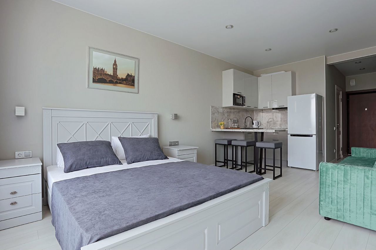 Апартаменты нa берегу с бассейном, с видом на город