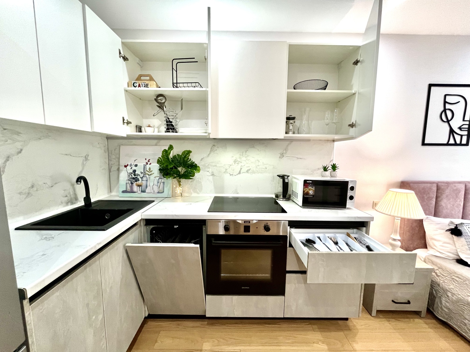 Студия на первой линии у моря, Резиденция Граф Толстой