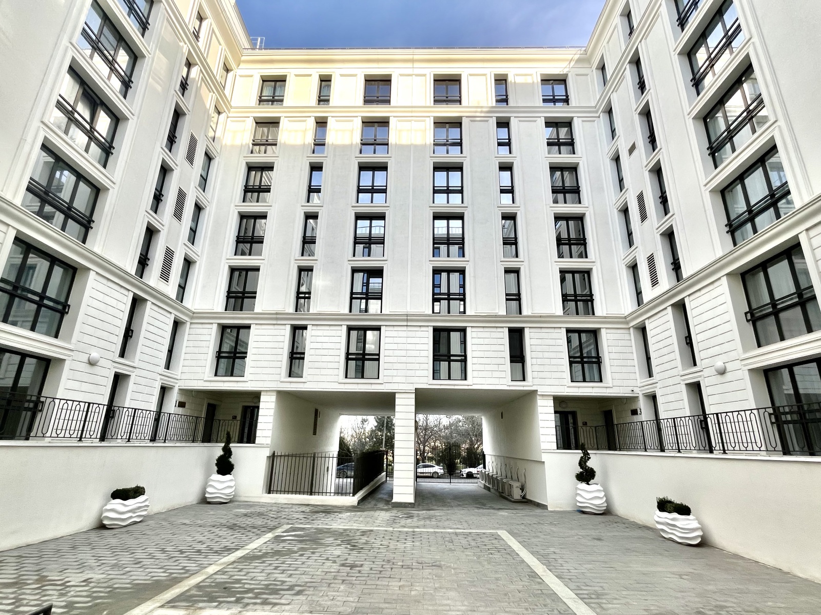 Студия на первой линии у моря, Резиденция Граф Толстой