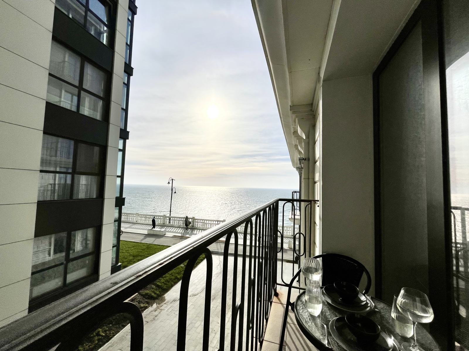 Студия на первой линии у моря, Резиденция Граф Толстой