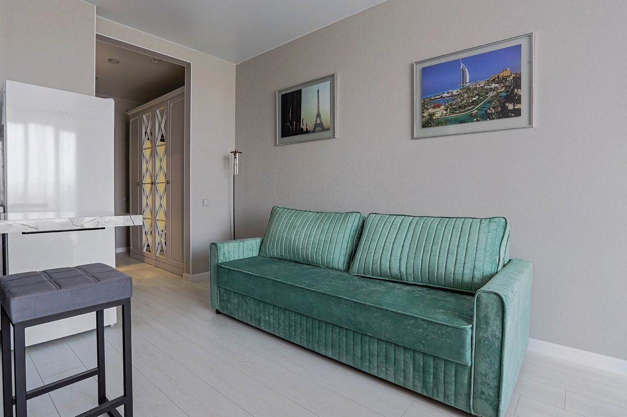 Апартаменты нa берегу с бассейном, с видом на город