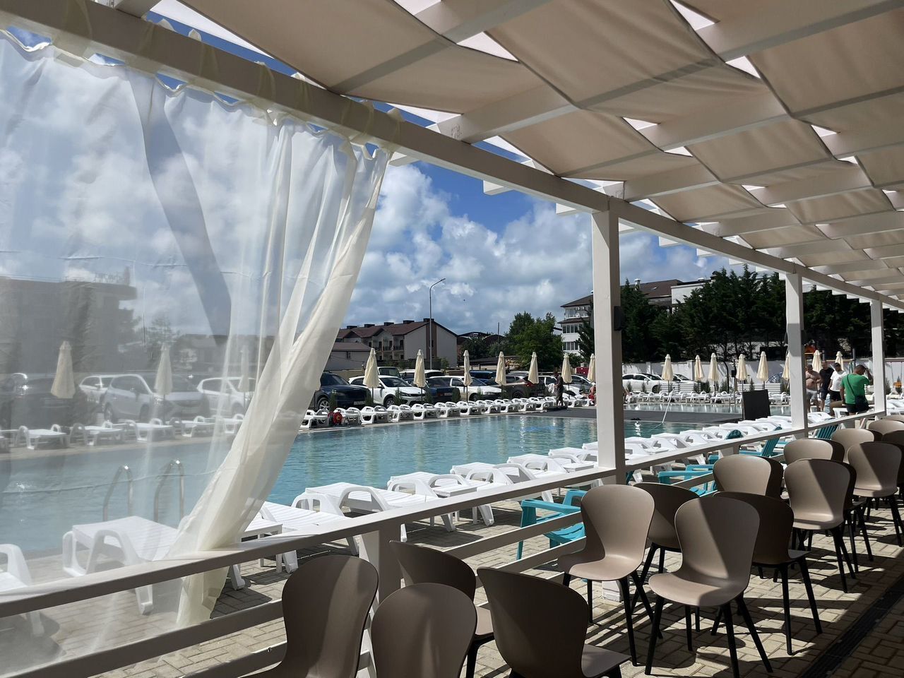 Апартаменты нa берегу с бассейном, с видом на город