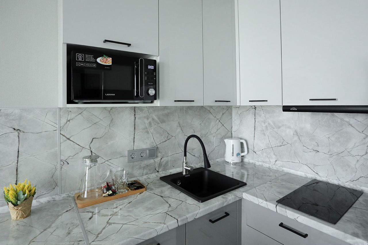 Апартаменты нa берегу с бассейном, с видом на город